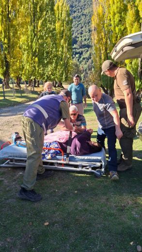 Carabineros auxilia a adulta mayor lesionada en sector fronterizo de difícil acceso